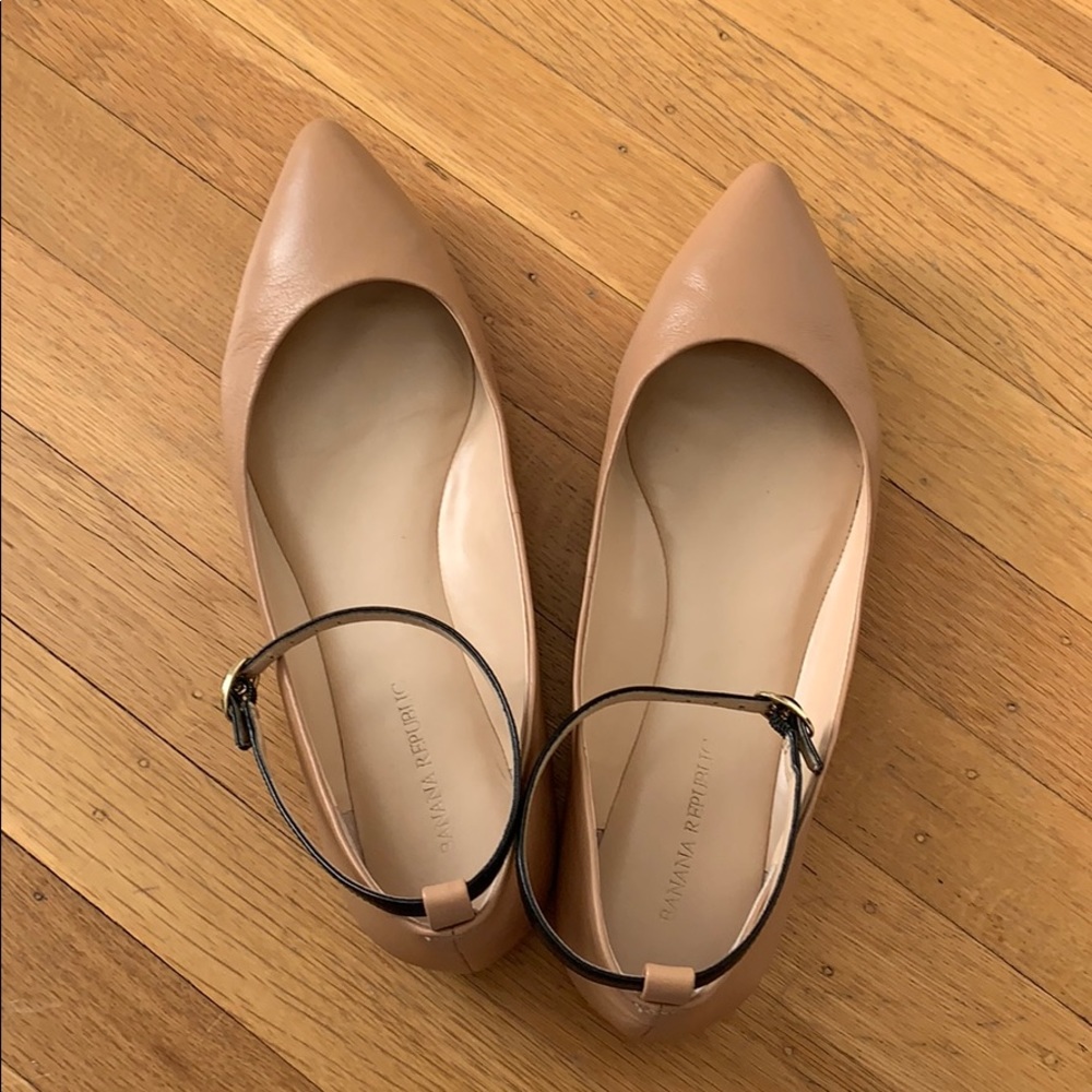 Banana Republic neutral flats with black strap.